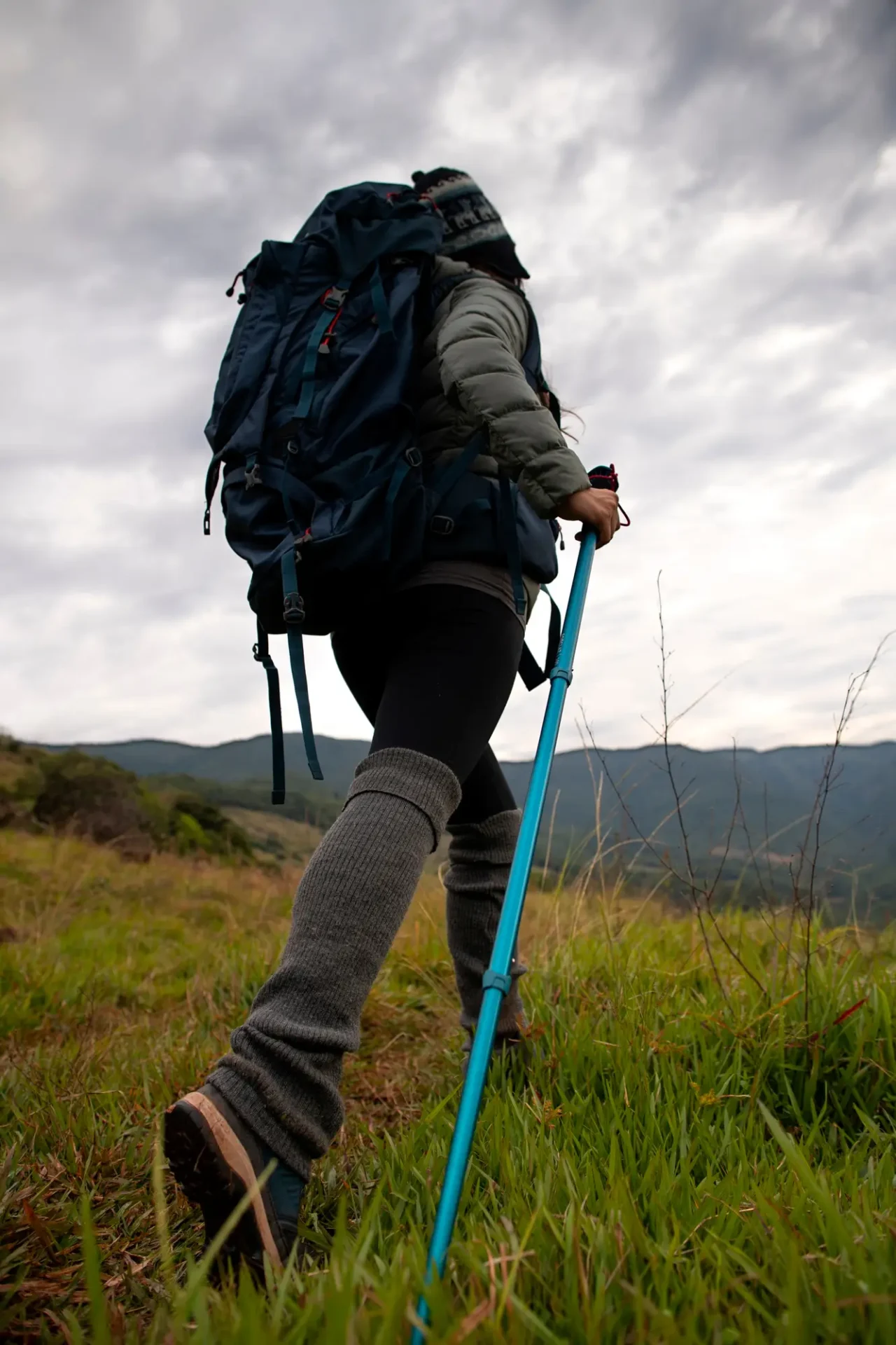 full-shot-adventurous-woman-bivouacking